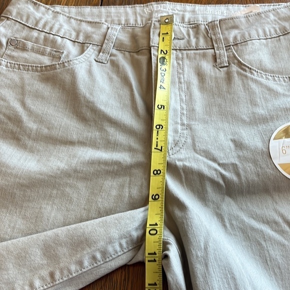 NEW Riders by Lee Midrise Short Casual Size 10.  Color is pure cashmere - Picture 6 of 9